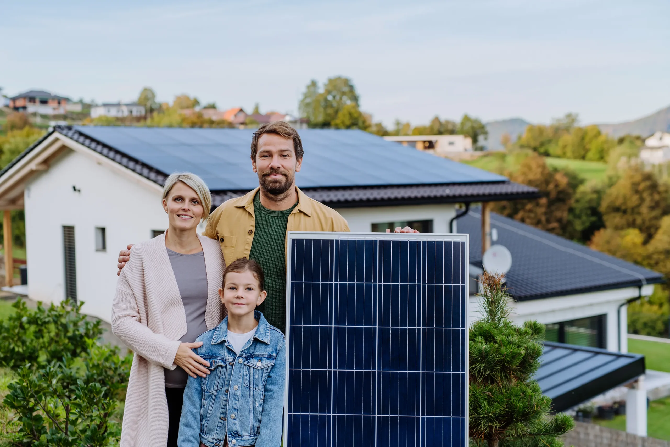 Familie zuhause mit eigener Solaranlage von LB-Solartec in der Region Bonn